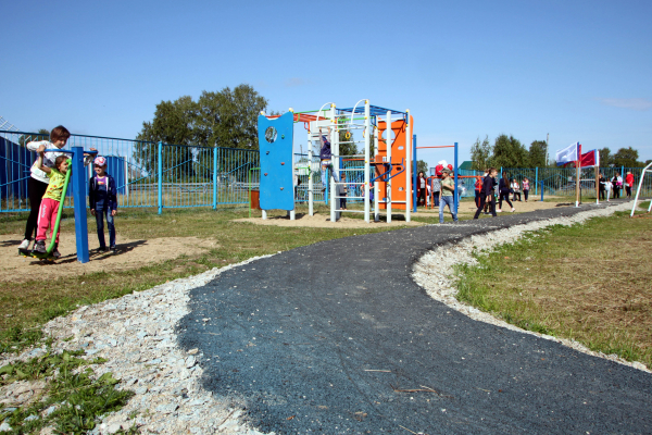 Новые беговые дорожки обустроены по периметру стадиона