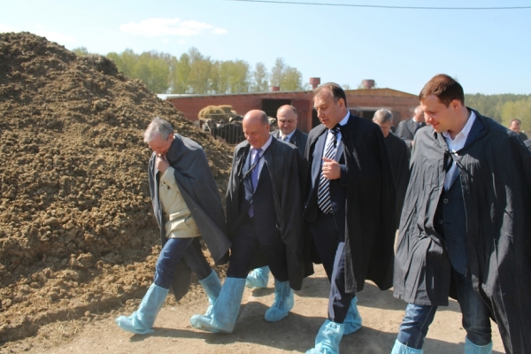 Посещение депутатами племенного завода «Заварзинский» в рамках совместного заседания думской комиссии по вопросам агропромышленного комплекса и комитета по экономической политике облдумы