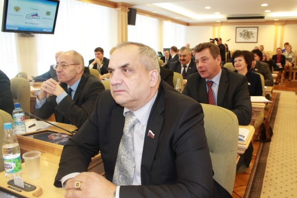 Собрание Законодательной Думы Томской области, 2015 год. На первом плане депутаты: Василий Семкин (в центре), Александр Михкельсон (справа), Николай Середа (слева)
